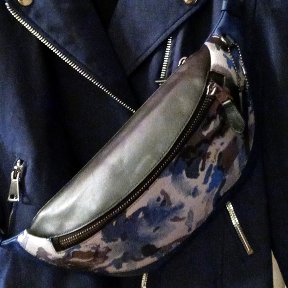😎 Flowers,Blue Coach Fannie Pouch! Perfect for work or play 🎮 - Picture 2 of 6
